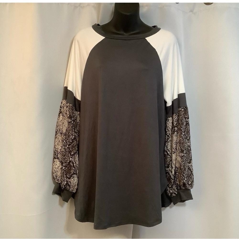 Emerald Top Women’s Size 1X Loose Fit Grey Cream
